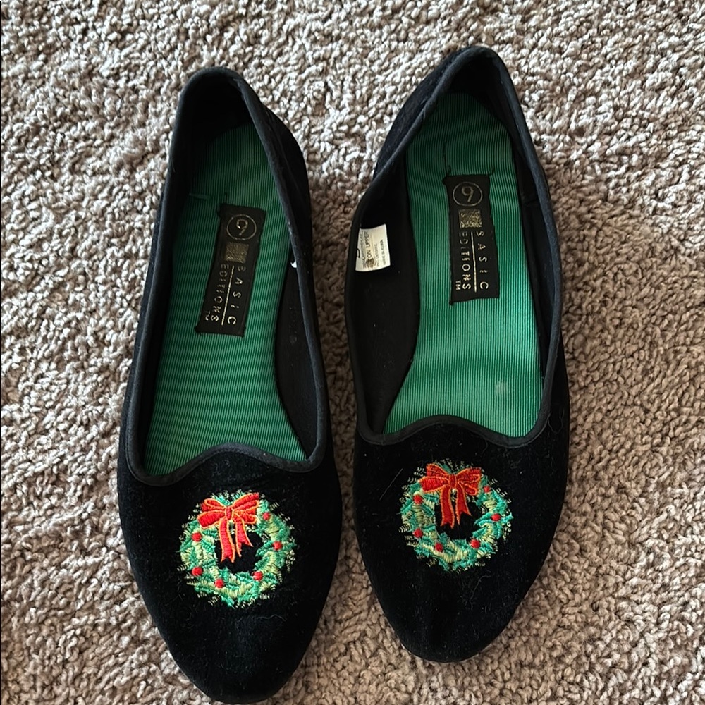 Black Velvet Loafers with Festive Wreath Embroidery